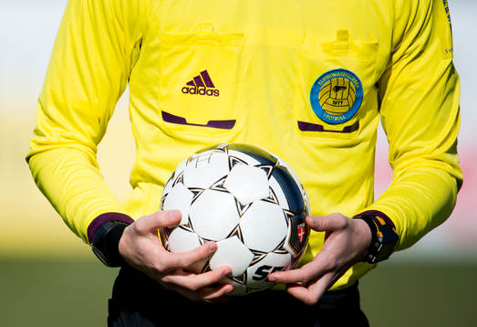 en domare med en fotboll
