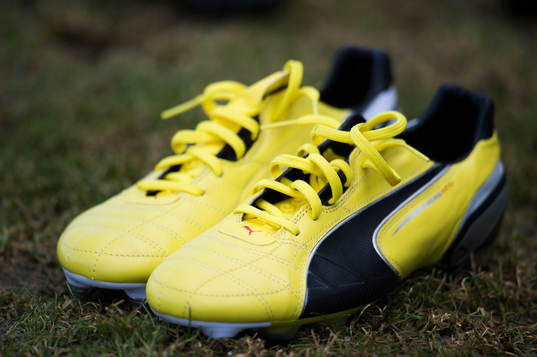 ett par fotbollsskor från Puma