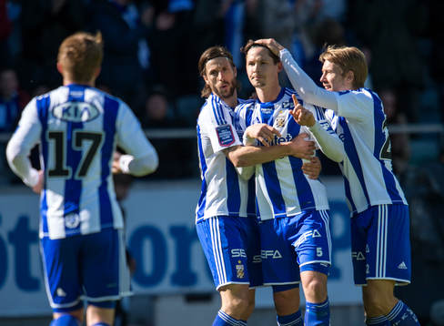 Philip Haglund, IFK Göteborg, gör 1-0 och klappas om av