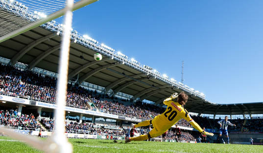 Tobias Hysén, IFK Göteborg, missar en straff. Niklas