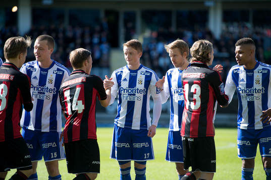 Sam Larsson, IFK Göteborg, hälsar på Nicklas Bärkroth,