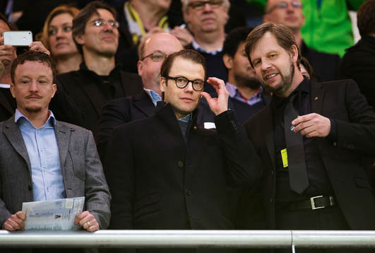 Prins Daniel ser matchen på plats