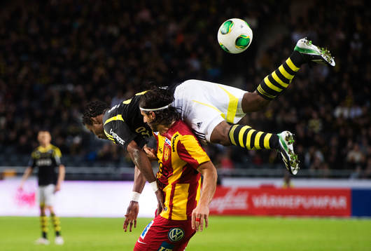 Kennedy Igboananike, AIK, faller över Haris Skenderovic,