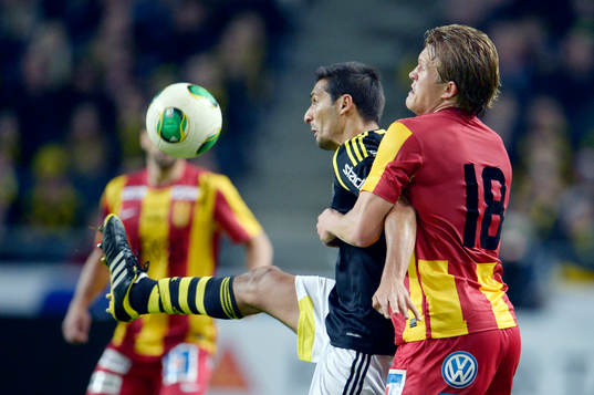Celso Borges, AIK hålls fast av Anders Bååth, Syrianska