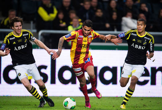 Nils-Eric Johansson och Robin Quaison, AIK, utmanas av Rabi