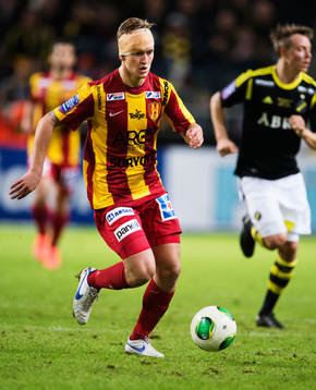 Alexander Michel, Syrianska, spelar med bandage om huvudet