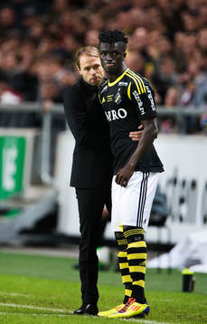 Andreas Alm, tränare AIK, kramar om Kwame Amponsah