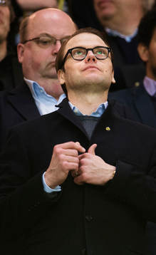 Prins Daniel ser matchen på plats
