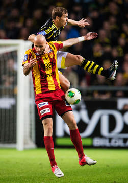 Dinko Felic, Syrianska, och Per Karlsson, AIK, i en