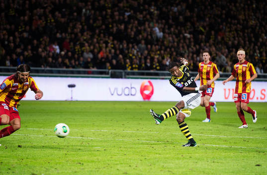 Kennedy Igboananike, AIK, skjuter mot mål