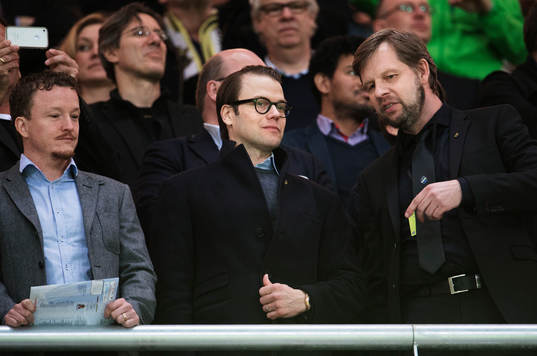 Prins Daniel ser matchen på plats