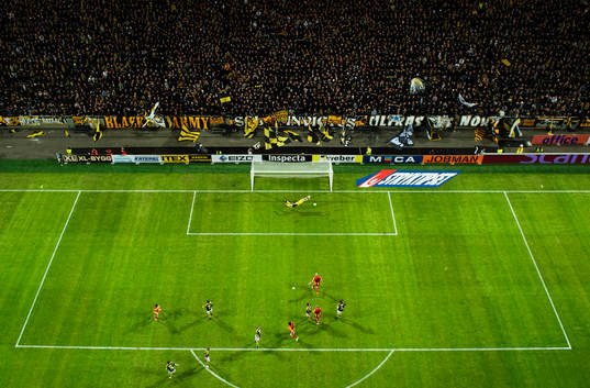 Ett skott går mot Ivan Turina, målvakt, AIK, som slänger