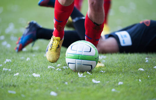 Fotboll, fotbollsskor, fotbollsstrumpor, gräs, fotbollsplan