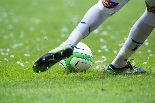 Tillslag på boll, fotbollsskor, fotbollsstrumpor, inspark,
