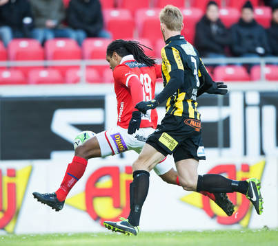 Jonathan McDonald, Kalmar, jagas av Fredrik Björck, Häcken