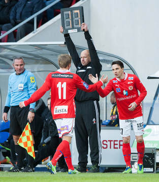 Byte, Martin Hansson, fjärde domare, visar att nr 17