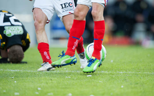 Frispark, Häcken-spelare får frispark, fotbollsskor,