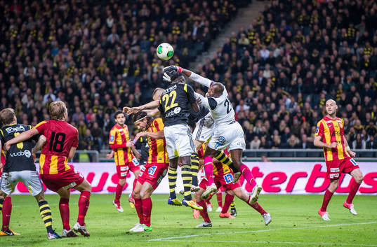 Kwame Amponsah Karikari, AIK. är framme på inlägg