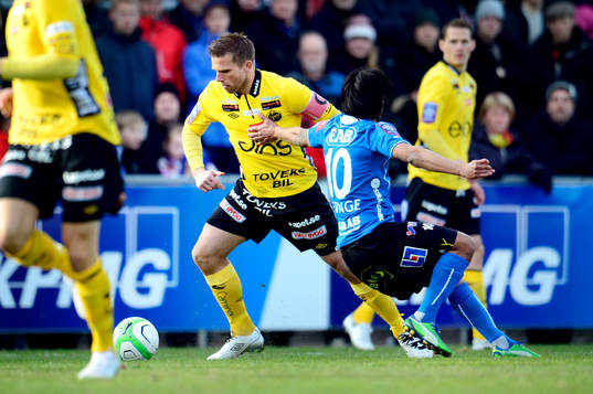Antonio Rojas, Halmstad försöker stoppa Anders Svensson,