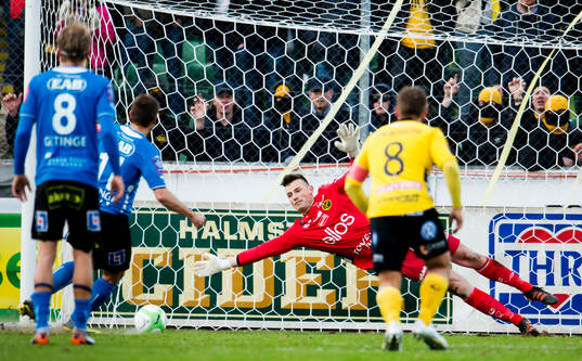 Stefan Selakovic, Halmstad, sätter en straff och gör 1-1