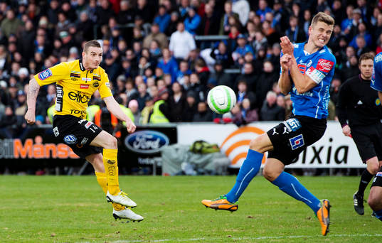James Keene, Elfsborg, skjuter på Rickard Magyar, Halmstad