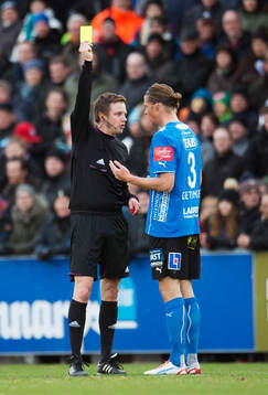 domare Markus Strömbergsson ger Fredrik Liverstam,