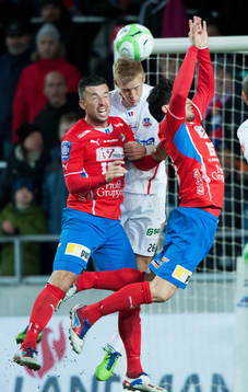 Peter Larsson, Helsingborg, mot Denis Velic och Pablo