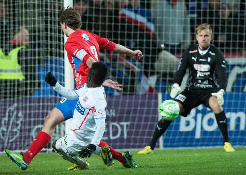 David Accam, Helsingborg, har vänt mort Månz Karlsson,