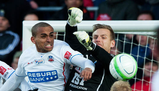 Walid Atta, Helsingborg, mot Alexander Nadj, målvakt,