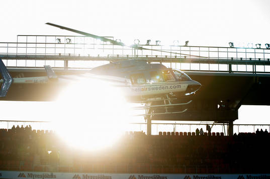 Helikopter landar på Myresjö arena i solnedgången