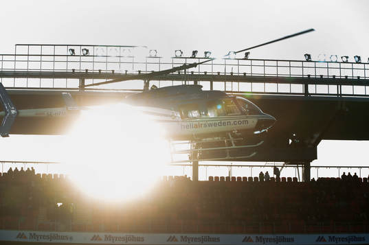 Helikopter landar på Myresjö arena i solnedgången