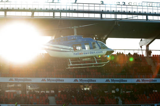 Helikopter landar på Myresjö arena i solnedgången