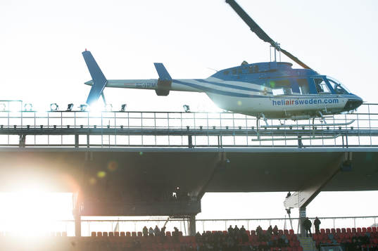 Helikopter landar på Myresjö arena i solnedgången