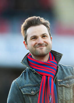 Ola Salo sjunger Öster-sången på Myresjö Arena