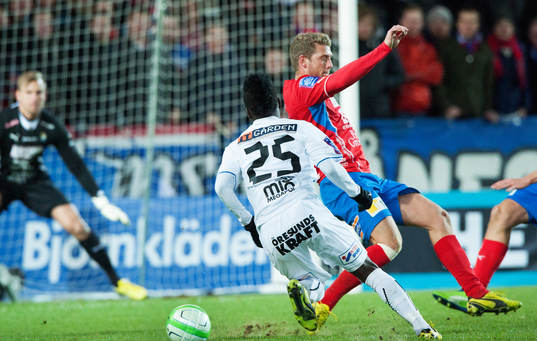 David Accam, Helsingborg, fintar bort Stefan Karlsson,