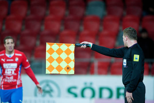 Assisterande domare vinkar för offside