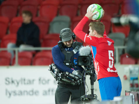 Kameraman med TV-kamera följer Stefan Karlsson, Öster,