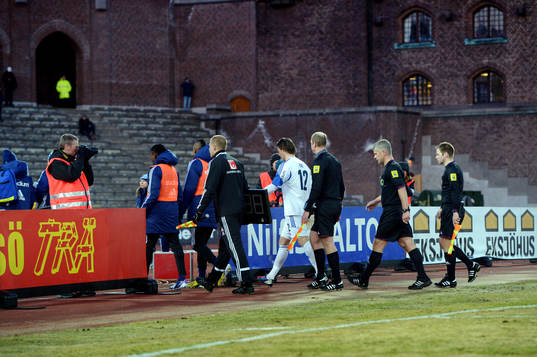 Matchen avbryts tillfälligt på grund av inkastade flaskor