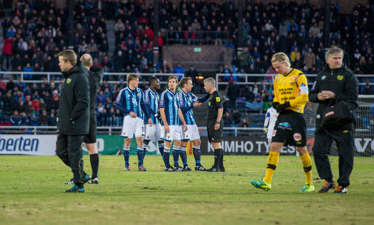 Djurgården pratar med domaren Tobias Mattsson