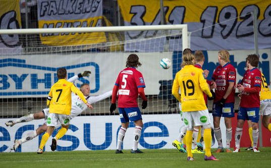 Johan Svahn, Falkenberg, gör 0-1 på frispark