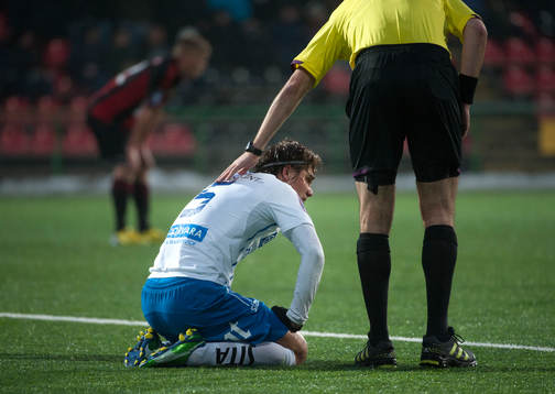 Christoffer Nyman, Norrköping, får en klapp på axeln av