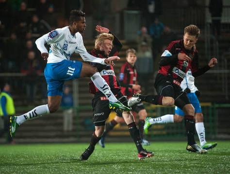 Isaac Kiese Thelin, Norrköping, skjuter ett skott som