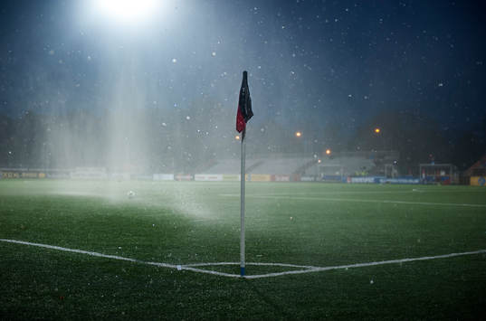 En hörnflagga på Grimsta IP får en dusch när planen