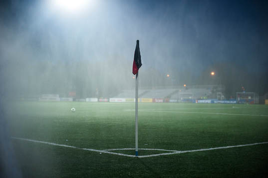 En hörnflagga på Grimsta IP får en dusch när planen
