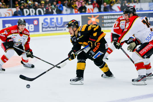 Viktor Arvidsson med puck