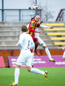 Dinko Felic, Syrianska, i en luftduell med en spelare från