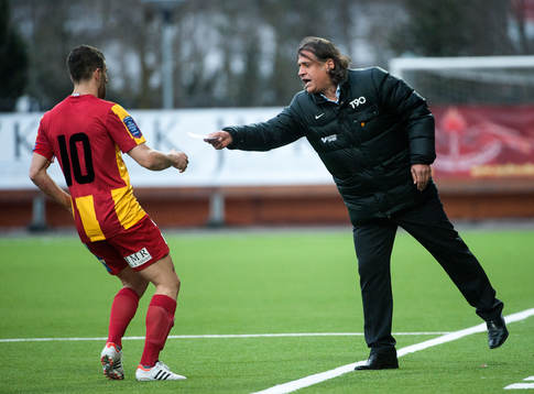 Özcan Melkemichel, tränare Syrianska ger en lapp till