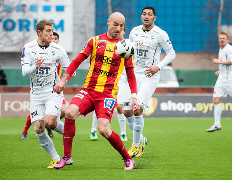 Dinko Felic, Syrianska, tar ner bollen på bröstet