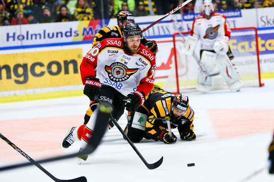 Luleås Johan Fransson tar sig förbi Skellefteåspelare