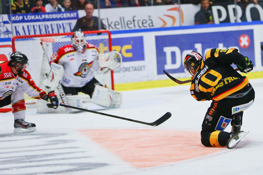 Joakim Lindström skjuter på Johan Gustafsson
